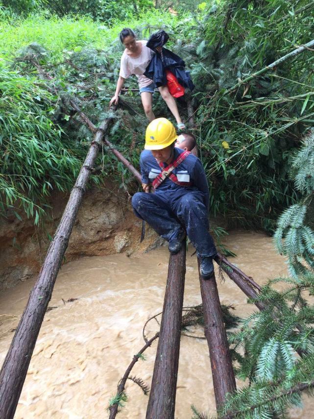 广东暴雨致道路受阻 电工哥劈路护母子进城就医