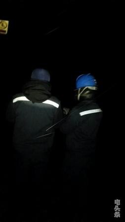 两名电力工人在黑夜中观察线路脱冰情况。梁益伟  摄_(001)