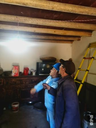 经过报修人员更换、处理灯泡和线路后，九龙街道启乐村委会小阿启村村民王小得家用上了安全电。