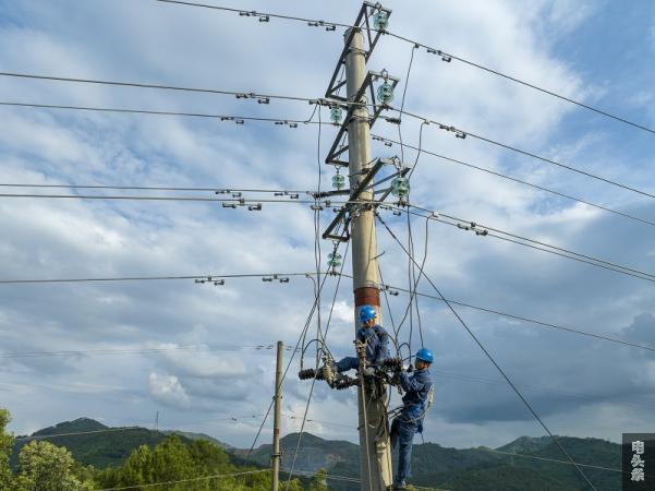 1、2023年8月25日，电力抢修人员冒着高温更换10千伏旺角线避雷器。（何华文）