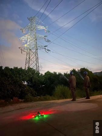 南方电网广西梧州供电局输电管理所对重过载线路、保供电线路特巡特维。