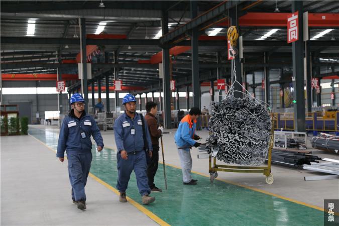 图为在水城经济开发区贵州十九度铝业科技有限公司生产车间走访