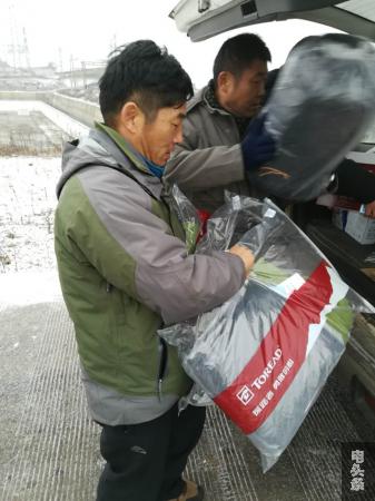 在富源县境内观冰的一线员工领到了衣物。杜永富 摄_副本