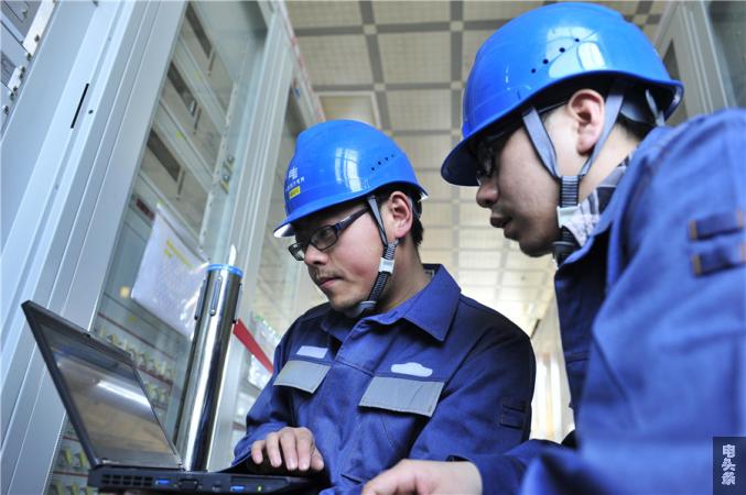 贵州电网公司加大对智能电网的建设，图为供电员工对智能电网终端设备进行检测。（陈举 摄）