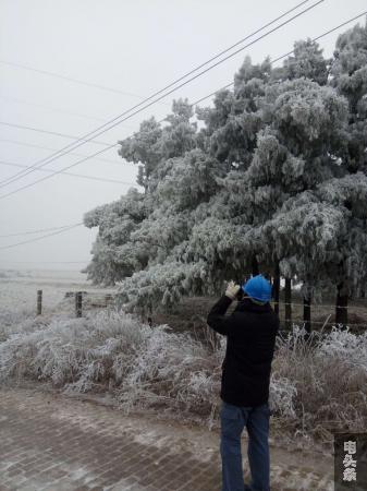 巡线员在冰天雪地中对线路进行检查。2