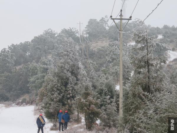 龙场供电所工作人员冒风雪为客户抢修1   王安华摄_副本