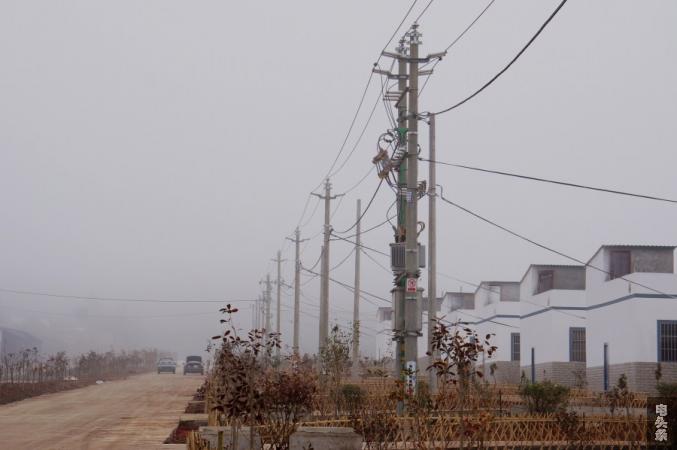 村口整齐有序的电力线路（赵新平 摄）_副本