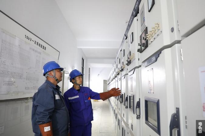 供电所员工深入煤矿配电室，了解电气设备运行情况。（杜明彦 摄）
