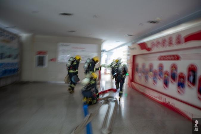 消防人员迅疾进入“火场
