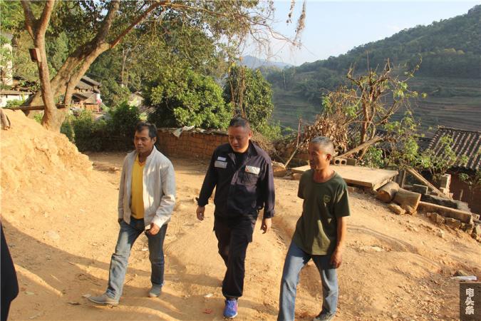 陶庆国走近干坝村村民家中，仔细了解贫困户存在的困难，为有困难的群众解决实际问题