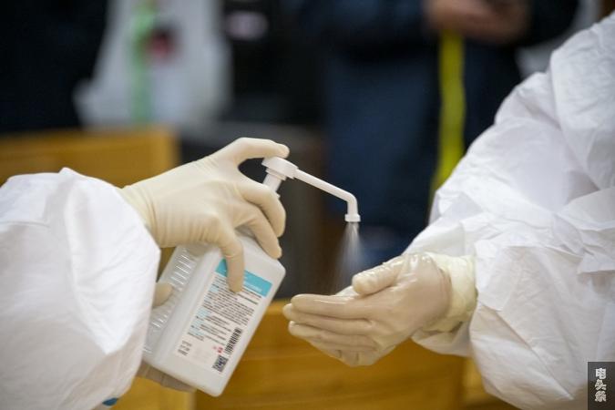 10、2022年2月7日，在南方电网广西梧州供电局全员核酸采样现场，医务人员在核酸采样检测前做好消毒工作。（何华文）