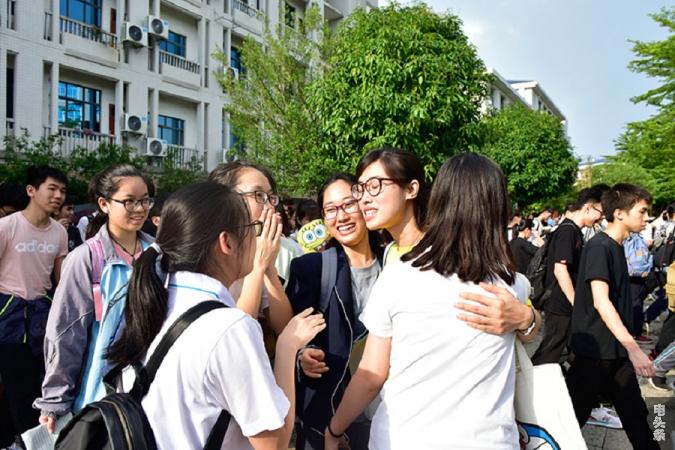 6月8日下午，在梧州高中教学楼前，考生完成高考全部科目后高兴的和同学们拥抱（何华文）