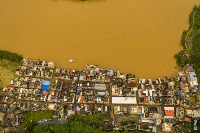 12、6月18日，航拍广西梧州市长洲区倒水镇被洪水淹的实景。（何华文）