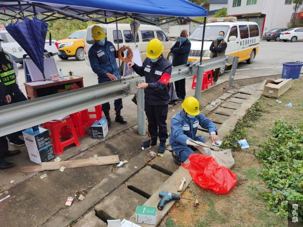 2月4日，广东电网梅州五华供电局岐岭供电所党员突击队配合当地政府，快速为高速公路出口检查站接通临时用电。（曾宇航  摄影）