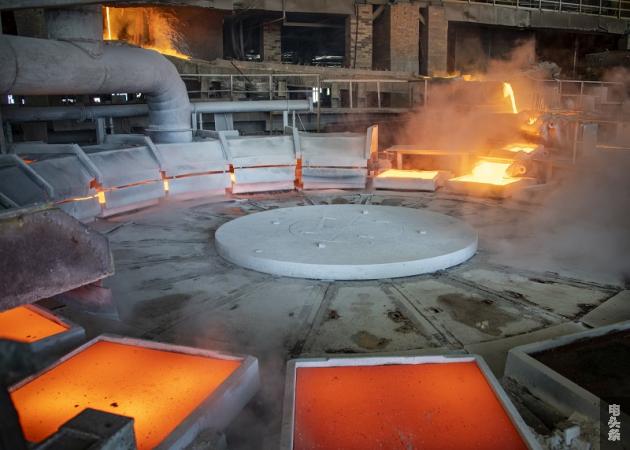 2022年1月19日，在广西梧州市金升铜业股份有限公司冶炼车间内，工人们正在浇包放铜液。(何华文 ）