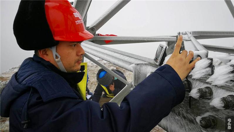 南方电网贵州六盘水供电局输电管理所在海拔2800米的乌蒙大草原进行观冰  彭建军摄