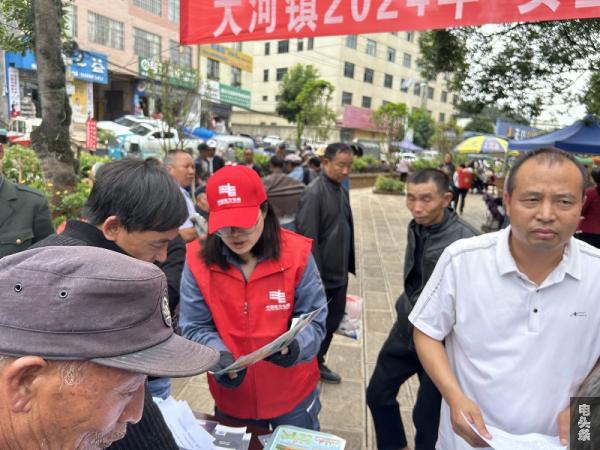 工作人员向用户讲解安全用电常识