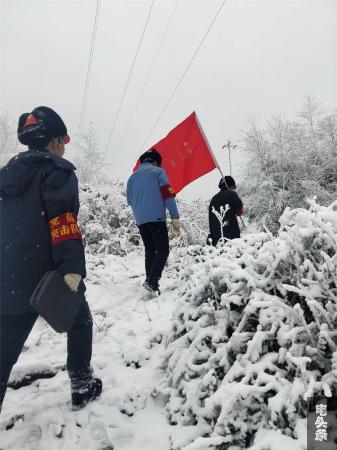 南方电网贵州六盘水供电局党员在抗冰工作中  黄成译摄
