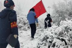 六盘水普降暴雪 南方电网贵州六盘水供电局党员出动战风雪