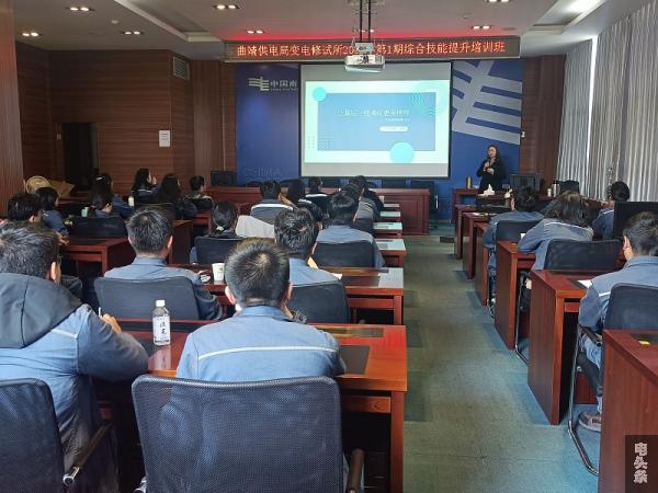 周围老师以让基层一线涌现更多榜样为主题授课