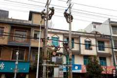 云南曲靖罗平供电公司年前更换17台变压器保城区安稳过年