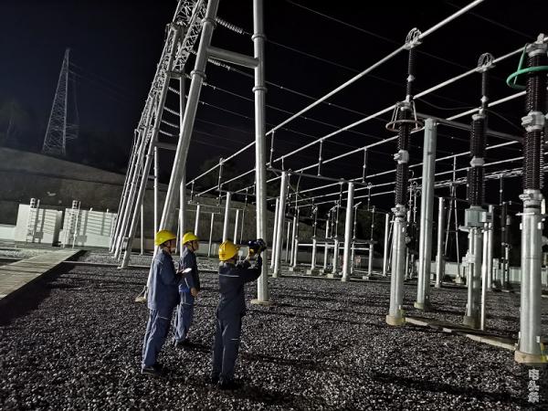 南方电网广西梧州供电局变电管理所对站内重过载设备进行特巡特维。