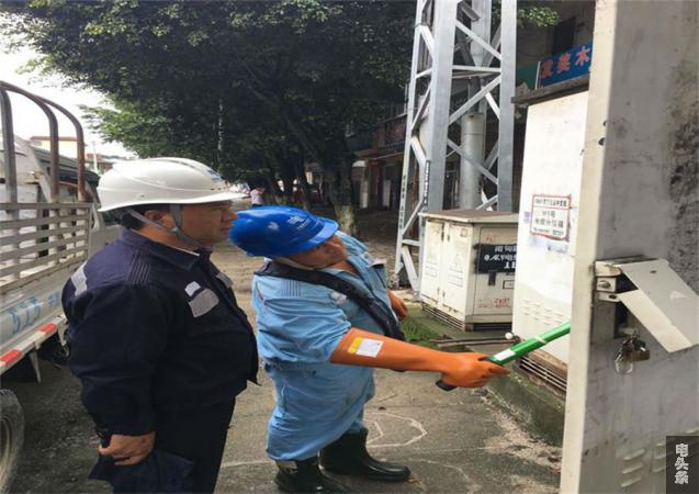 梁河供电局开展雨季城区电气设备防内涝安全特巡