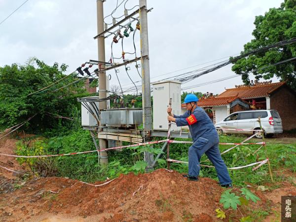 18日，南方电网广西梧州供电局供电人员对低洼台区设置安全警示带，避免人员靠近