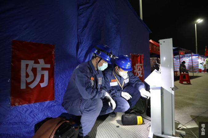 2月1日，广东电网肇庆德庆供电局为德城高速出口防疫点提供快速报装、用电检查等“一站式”服务，确保防疫点的紫外杀菌仪器、电暖炉等设备用电安全可靠。（幸星 摄影）