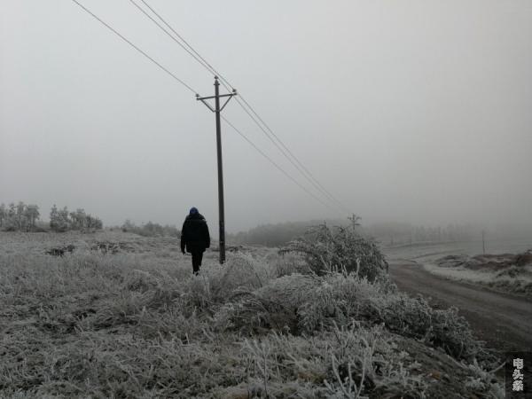 在冰天雪地中，电力人查看线路覆冰情况 张黎明摄2