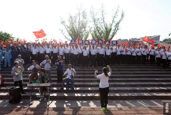 南方电网贵州遵义赤水供电局员工唱响《我和我的祖国》为祖国放歌