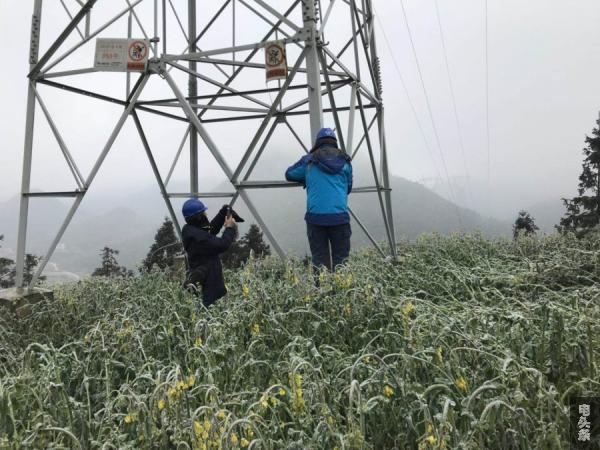 对输电线路覆冰情况进行观测 侯小玖摄2