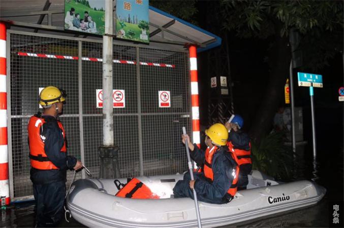 9月17日0时50分，南方电网广东东莞洪梅分局抢修人员涉水开展复电前设备隐患排查。排查、清障、送电。（丁郭音 摄）