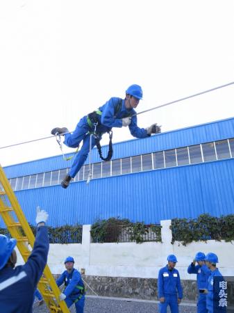 2018年朱兴强作为新员工培训时的魔鬼训练照。朱兴强供图