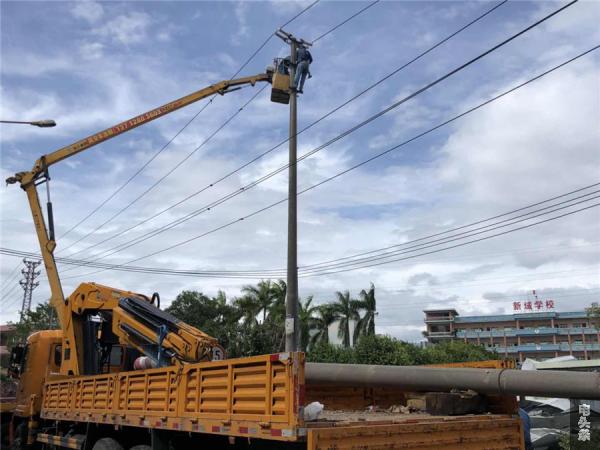 9月17日，南方电网广东东莞企石供电分局抢修人员对南坑线断杆故障进行抢修。（黄春权 摄）