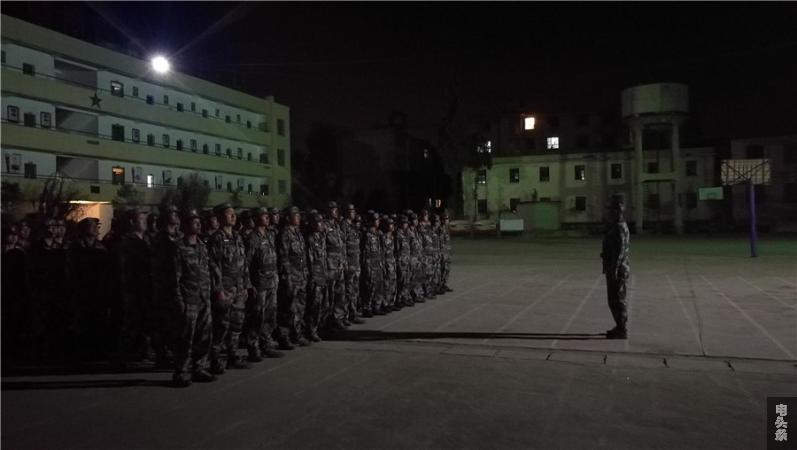 民兵们晚上开展单个军人队列动作训练（赵新平 摄）