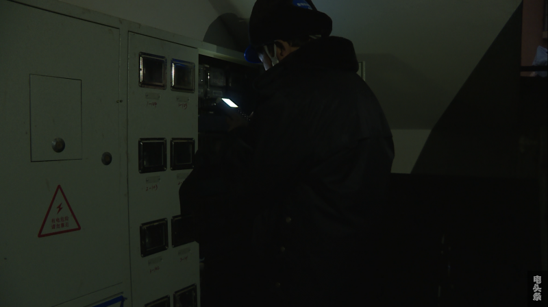 龙头山供电所员工晚上为一家因欠费停电的群众恢复送电。
