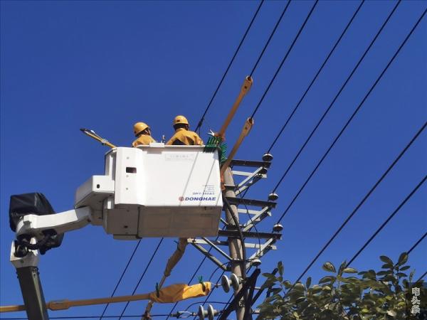 近期，南方电网云南曲靖富源供电局工作人员通过带电作业方式更换重过载变压器的作业，提升供电可靠性。（徐春花）