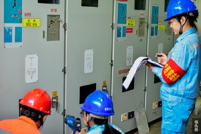 高考期间，南方电网广西梧州供电局保电人员对配电设备进行不间断检测（何华文）