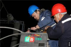南方电网贵州都匀长顺供电局零点检修设备 确保正常供电