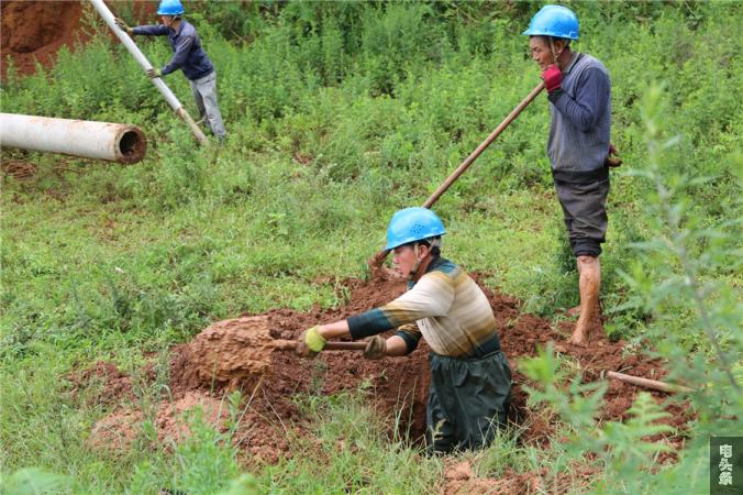 图为联泰施工队工作人员正在开挖拉线坑，用于安装电杆拉线。平东宁 摄