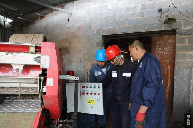 4 电力工人指导养殖场人员正确使用机器设备