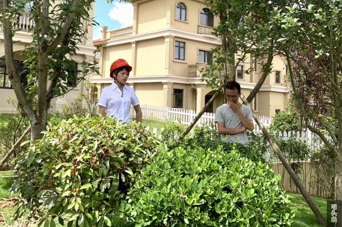 胡静（左)深入居民小区查找偷窥电线索