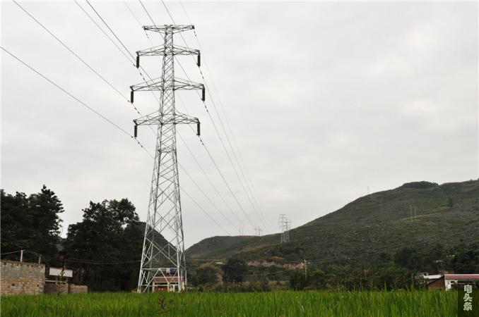 输电线路由老水泥杆换成现在的铁塔，电网更可靠更坚强。(谢祖虹摄)
