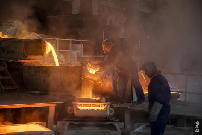 2022年1月19日，在广西梧州市金升铜业股份有限公司冶炼车间内，工人们正在浇包放铜液。(何华文摄）