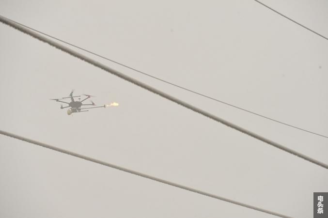 无人机喷火融冰  贵州六盘水供电局积极探索高科技抗冰