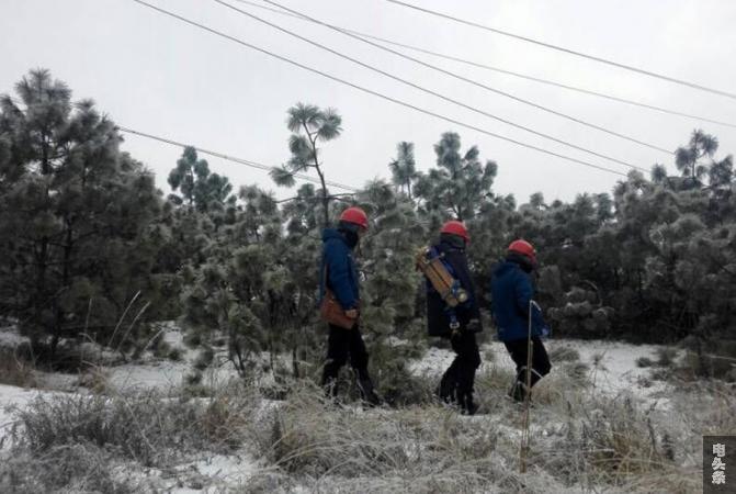 龙场供电所工作人员冒风雪为客户抢修 2，王安华摄_副本