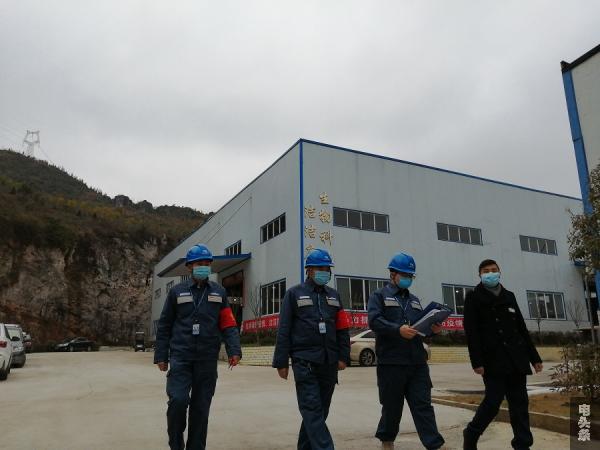 党员服务队跟踪用电情况