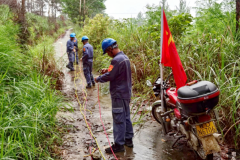 南方电网广西梧州旺甫供电所冒雨架设线路 解决村民饮水问题