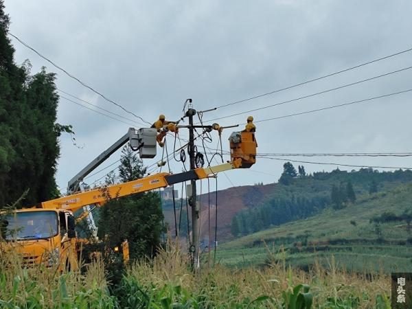 电力工人为护航高速公路建设而开展作业